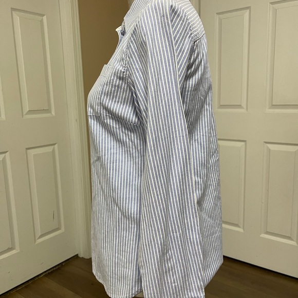 ❤️Women’s Talbots blue and white striped button up dress shirt, size 4 - Picture 4 of 8